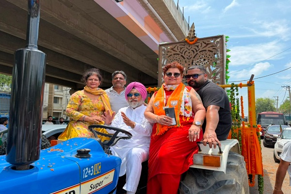ਡੇਰਾਬੱਸੀ ''ਚ ਪਵਿੱਤਰ ਕਲਸ਼ ਸ਼ੋਭਾ ਯਾਤਰਾ ਦਾ ਸ਼ਰਧਾ ਤੇ ਉਤਸ਼ਾਹ ਨਾਲ ਸਵਾਗਤ