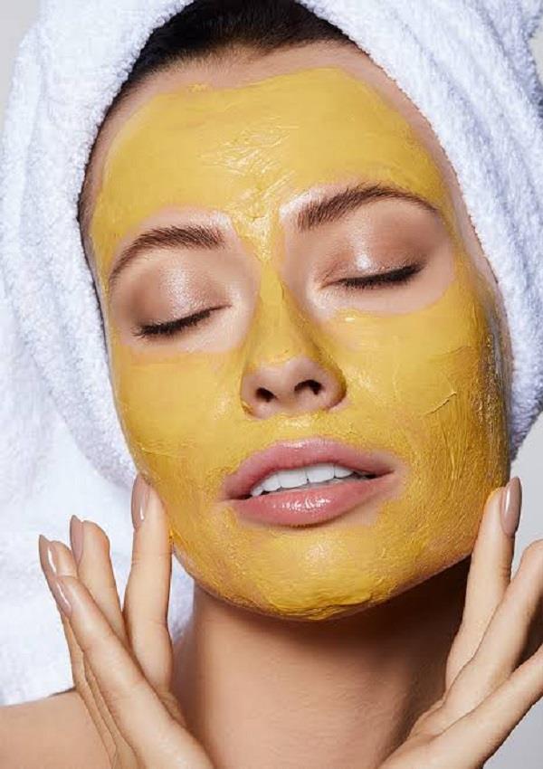benefits of applying turmeric and sandalwood face pack