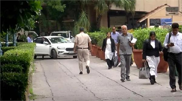 delhi hc red fort and airport receive bomb threat