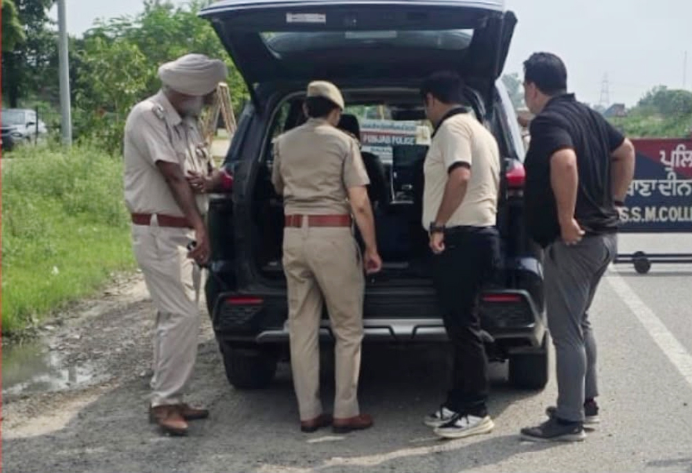 ਪੰਜਾਬ ''ਚ ਜਾਰੀ ਹੋਇਆ ਰੈੱਡ ਅਲਰਟ, ਪੁਲਸ ਨੇ ਕਈ ਜ਼ਿਲ੍ਹਿਆਂ ''ਚ ਕੀਤੀ ਭਾਰੀ ਨਾਕਾਬੰਦੀ