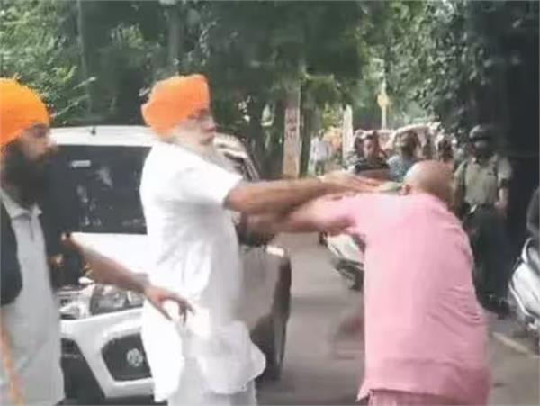 protester slaps car driver during jalandhar bandh
