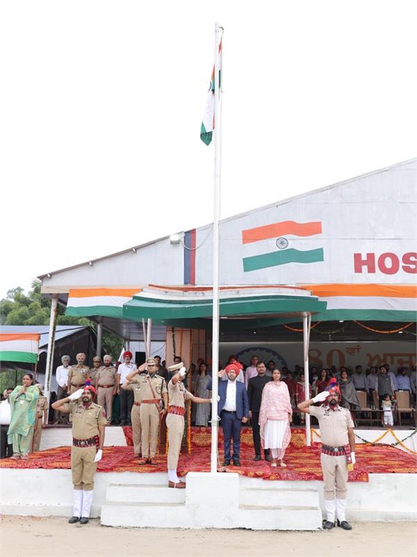 cabinet minister dr  ravjot singh hoisted the tricolor in hoshiarpur