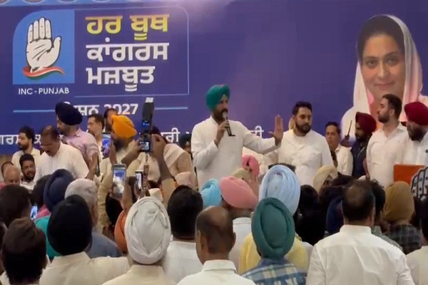 ਰਾਜਾ ਵੜਿੰਗ ਸਾਹਮਣੇ ਚੰਨੀ ਦੇ ਨਾਅਰਿਆਂ ਨਾਲ ਗੂੰਜਿਆਂ ਮੰਚ! ਦਿੱਤੀ ਸਖ਼ਤ ਚਿਤਾਵਨੀ (ਵੀਡੀਓ)