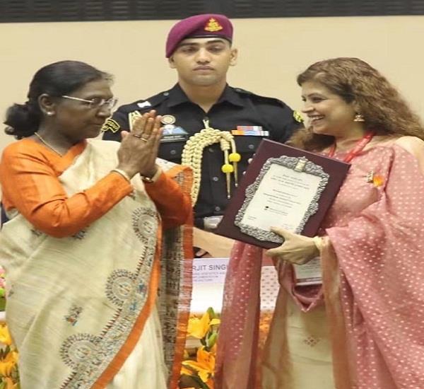 pu  s dr  navdeep kaur receives award from president