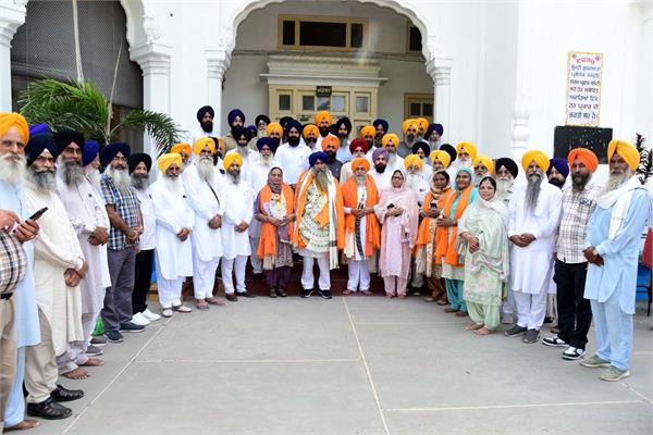 sgpc officials honored manager iqbal singh mukhi for providing good services