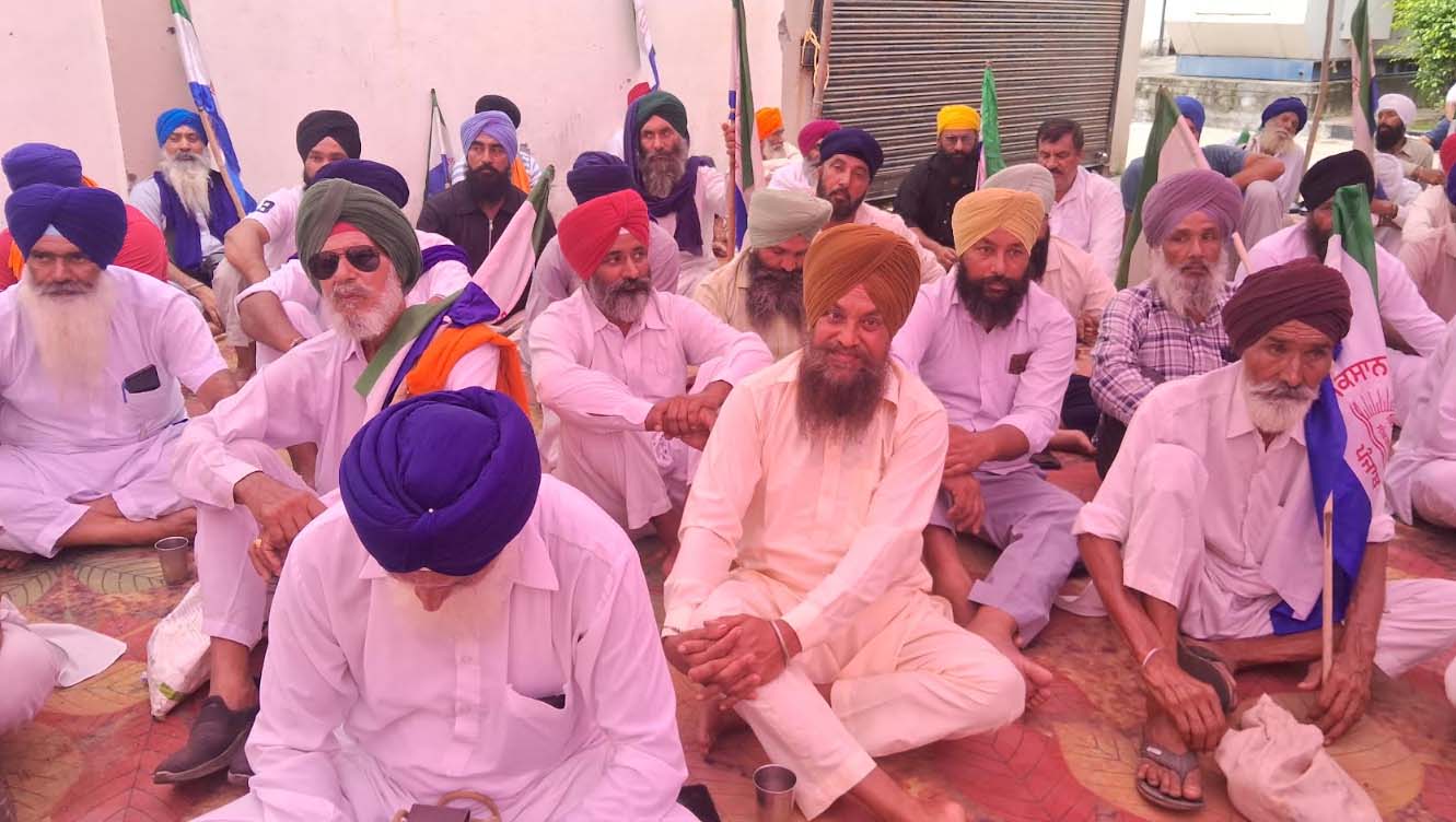 ਮੰਗਾਂ ਦੇ ਹੱਲ ਲਈ ਕਿਸਾਨ ਮਜ਼ਦੂਰ ਸੰਘਰਸ਼ ਕਮੇਟੀ ਦਾ ਡੀ.ਸੀ. ਦਫ਼ਤਰ ਅੱਗੇ ਅਣਮਿੱਥੇ ਸਮੇਂ ਦਾ ਧਰਨਾ ਸ਼ੁਰੂ