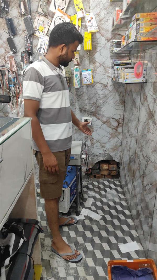 thieves cleaned their hands at the mobile shop