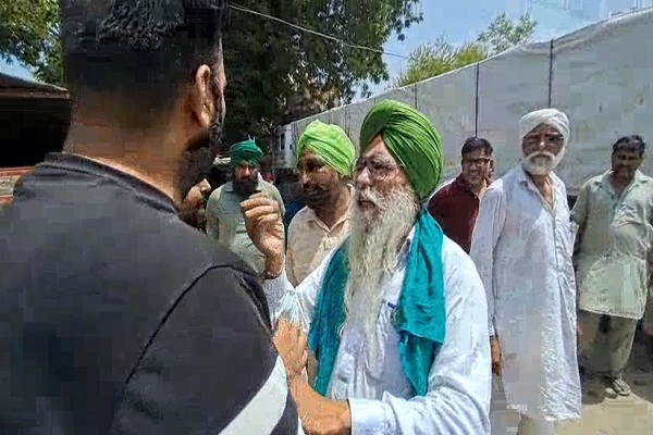 ਫ਼ਾਜ਼ਿਲਕਾ ''ਚ ਕਿਸਾਨਾਂ ਦੇ ਧਰਨੇ ਦੌਰਾਨ ਹੰਗਾਮਾ, ਹਾਈਵੇਅ ਜਾਮ ਨੂੰ ਲੈ ਕੇ ਪਿਆ ਪੰਗਾ