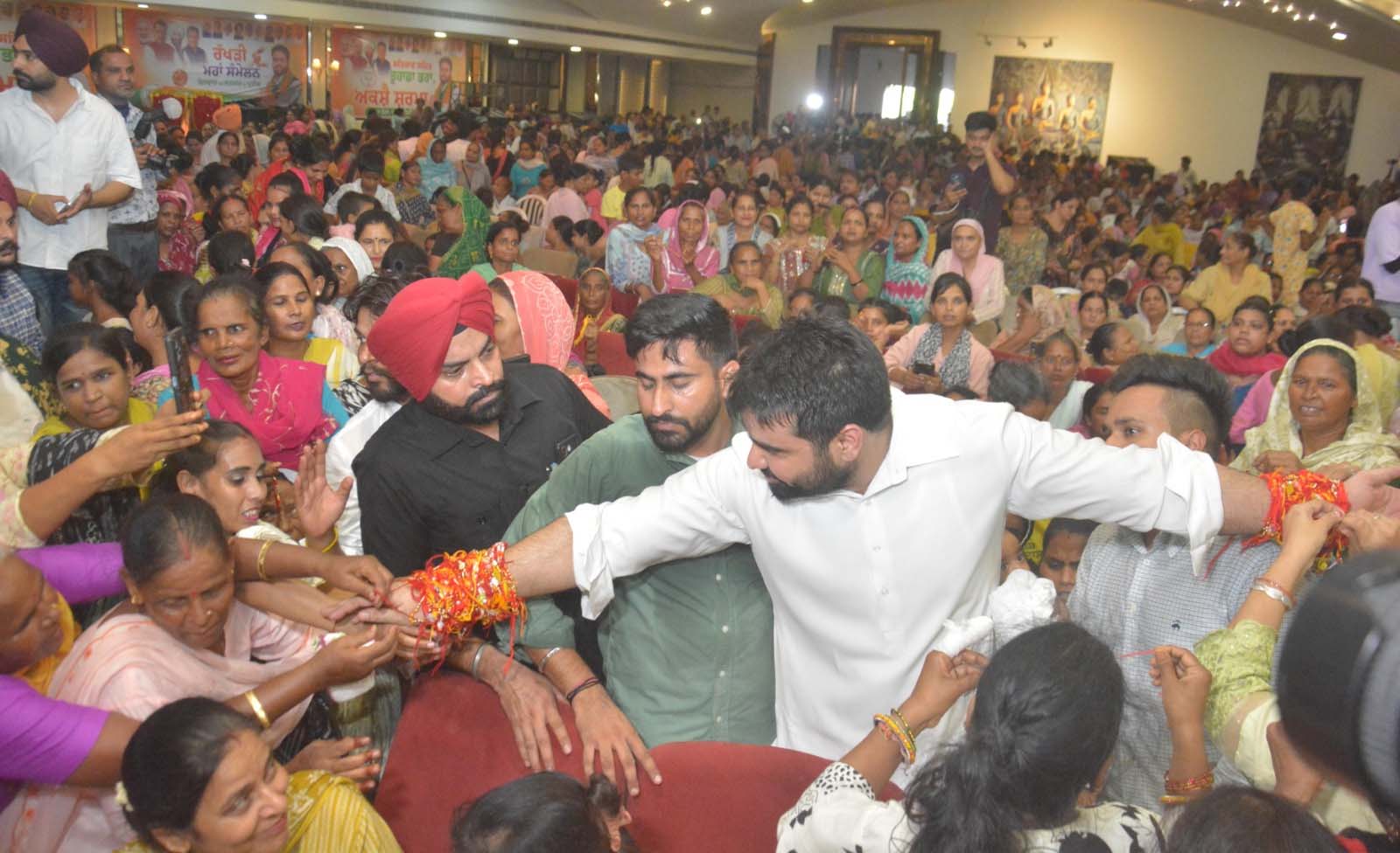 ਭਾਜਪਾ ਨੇਤਾ ਅਕਸ਼ੈ ਸ਼ਰਮਾ ਨੇ ਔਰਤਾਂ ਤੋਂ ਬੰਨਵਾਈਆਂ ਰਾਖੀਆਂ