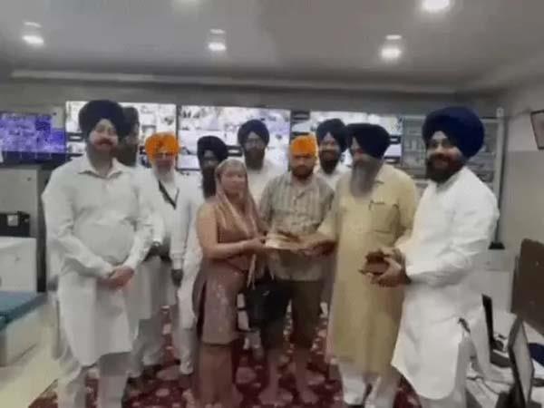 devotees forgot their bags containing jewellery and cash in sri harmandir sahib