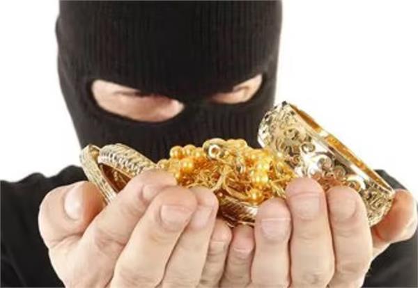 gold worth  40 lakh stolen from mumbai local train recovered