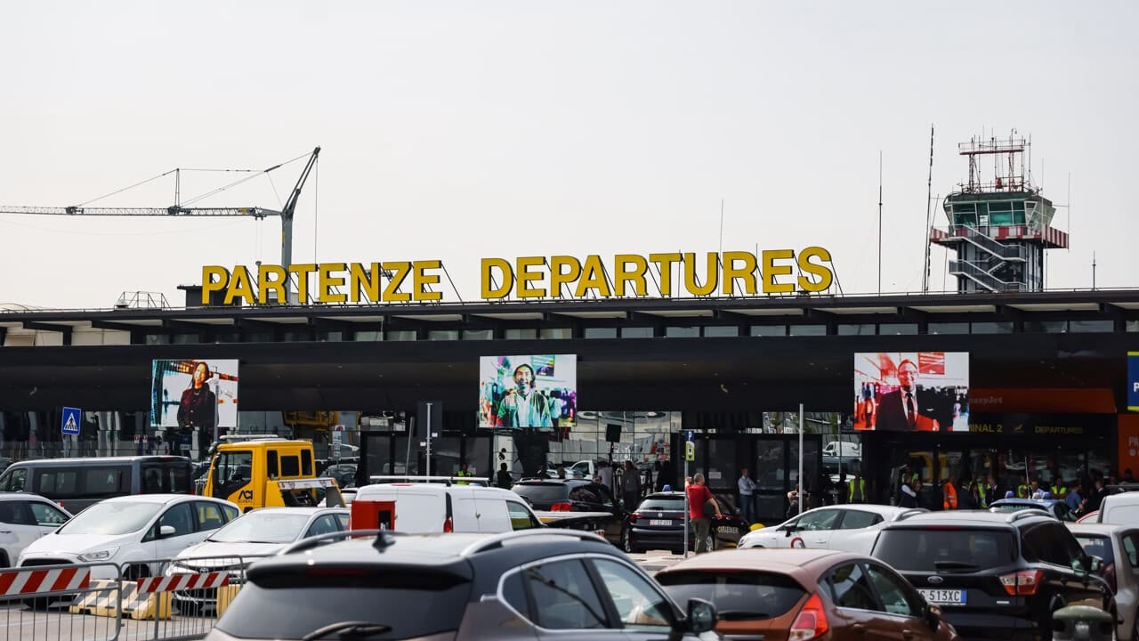 ਇਟਲੀ Airport ''ਤੇ ''ਗਲਤ ਕੰਮ'' ਕਰਦੀਆਂ ਫੜੀਆਂ 10 ਔਰਤਾਂ !  CCTV ਫੁਟੇਜ ਨੇ ਖੋਲ੍ਹਿਆ ਰਾਜ਼, ਜਾਣੋ ਮਾਮਲਾ