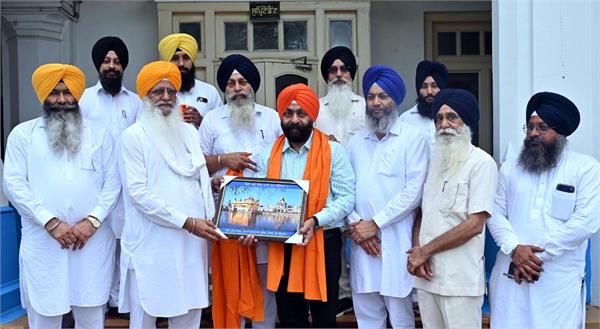 parminder singh member of uttar pradesh minority commission at harmandir sahib