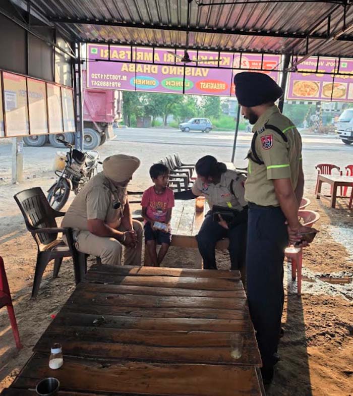 ਘਰ ਤੋਂ ਭਟਕਿਆ ਮਾਸੂਮ ਬੱਚਾ ਸੜਕ ਸੁਰੱਖਿਆ ਫੋਰਸ ਨੇ ਕੀਤਾ ਪਰਿਵਾਰ ਹਵਾਲੇ