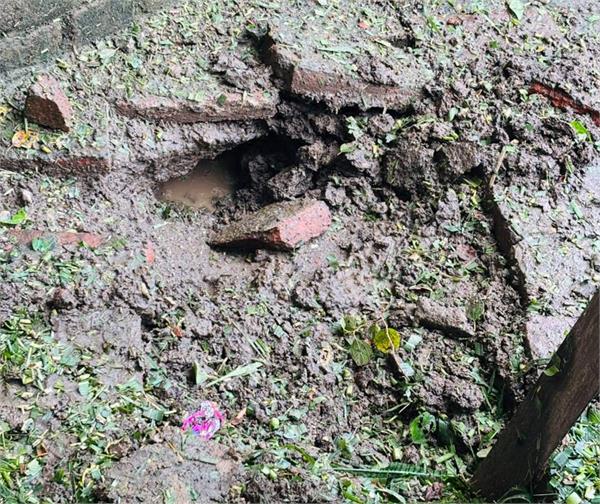 electrical appliances in about 25 houses burnt due to lightning strike