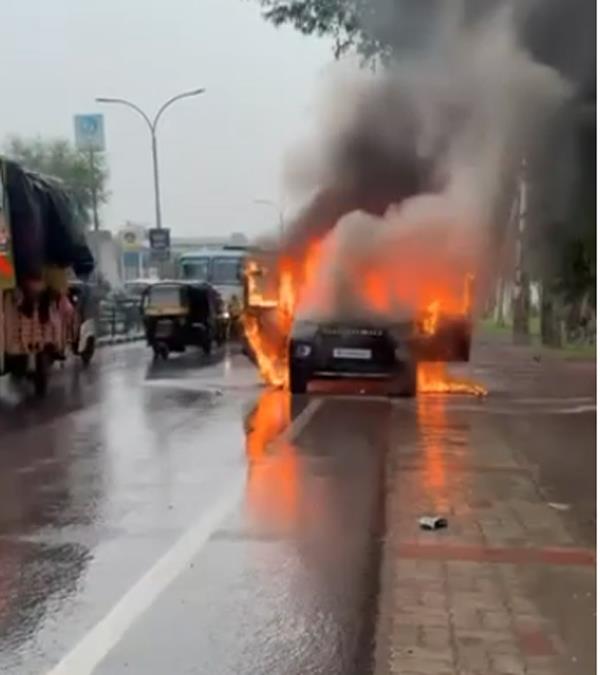 scorpio caught fire on patiala rajpura road