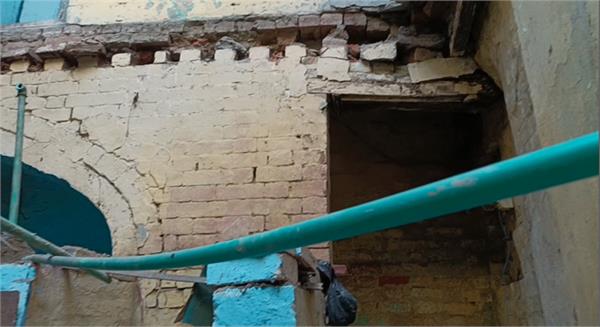 elderly woman dies after roof collapses