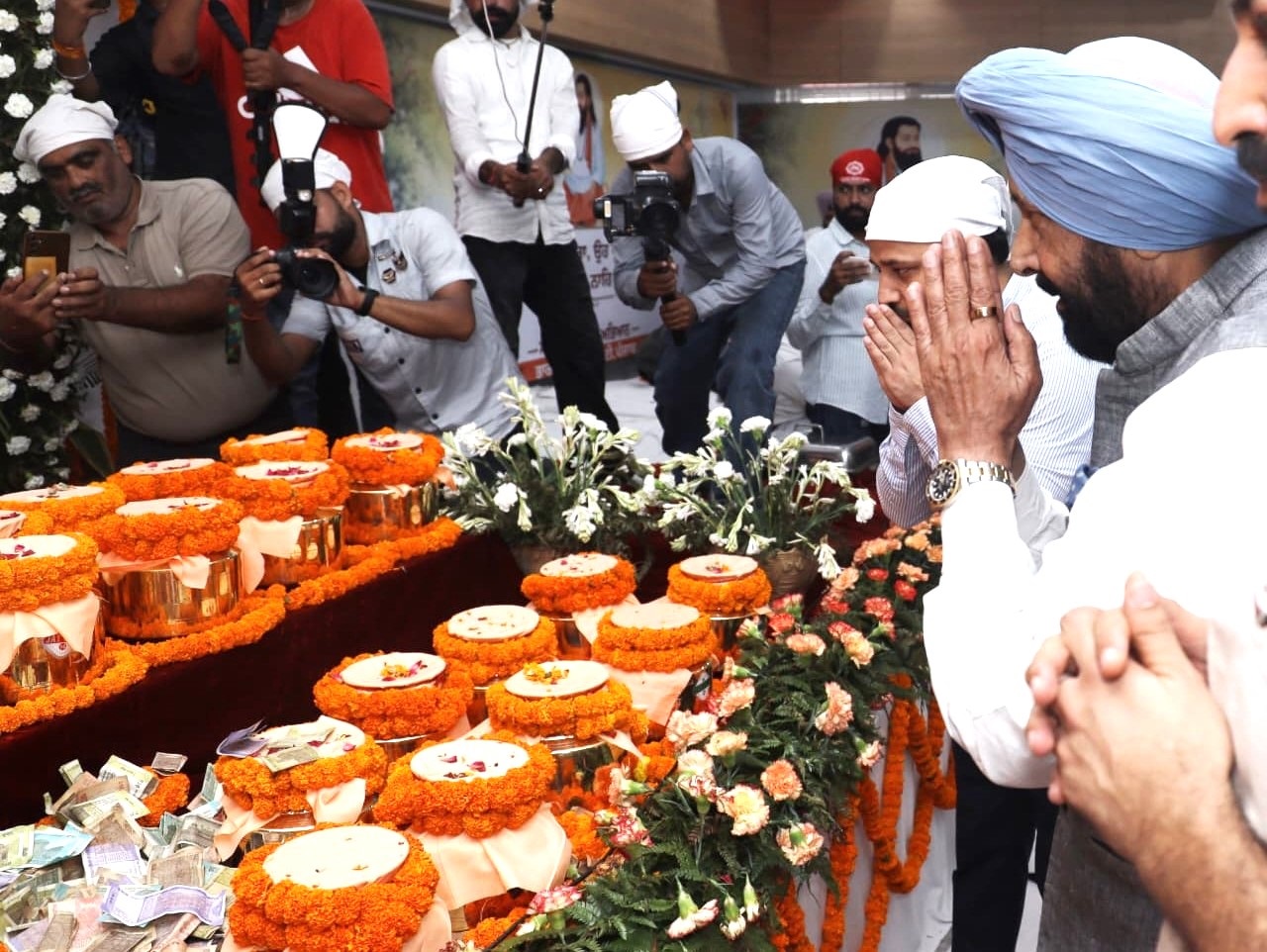 ਸ੍ਰੀ ਗੁਰੂ ਰਵਿਦਾਸ ਜੀ ਦੀ ਜਨਮਭੂਮੀ ਦੀ ਪਵਿੱਤਰ ਮਿੱਟੀ ਪਹੁੰਚੀ ਪੰਜਾਬ, ਭਾਜਪਾ ਨੇ ਸ਼ਰਧਾ ਨਾਲ ਕੀਤਾ ਸਵਾਗਤ