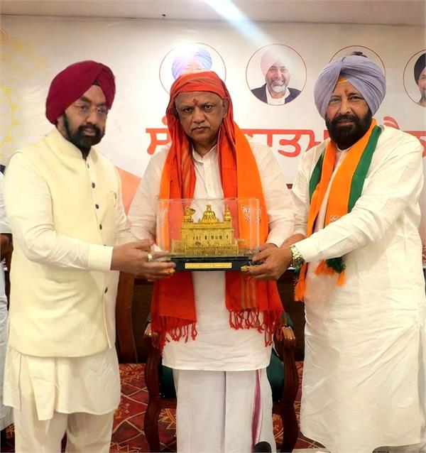 vikramjit sahni presents a  of sri harmandir sahib to bl santosh