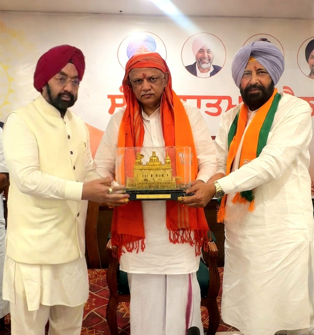 ਵਿਕਰਮਜੀਤ ਸਾਹਨੀ ਨੇ ਬੀ.ਐਲ. ਸੰਤੋਸ਼ ਨੂੰ ਸ੍ਰੀ ਹਰਿਮੰਦਰ ਸਾਹਿਬ ਦਾ ਮਾਡਲ ਕੀਤਾ ਭੇਟ