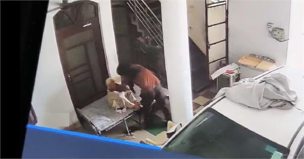 robbers snatch earrings from elderly woman  s ears in daylight