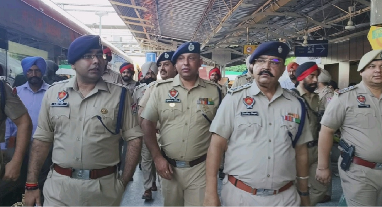 ਗੁਰਦਾਸਪੁਰ ਦੇ SSP ਦੀ ਅਗਵਾਈ ’ਚ ਪੁਲਸ ਨੇ ਰੇਲਵੇ ਸਟੇਸ਼ਨ ’ਤੇ ਚਲਾਈ ਸਰਚ ਮੁਹਿੰਮ, ਵੰਦੇ ਭਾਰਤ ਟ੍ਰੇਨ ’ਚ ਵੀ ਜਾਂਚ