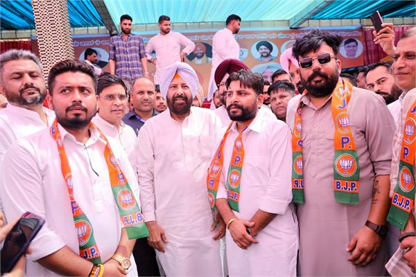 hundreds of youth join party in mullanpur