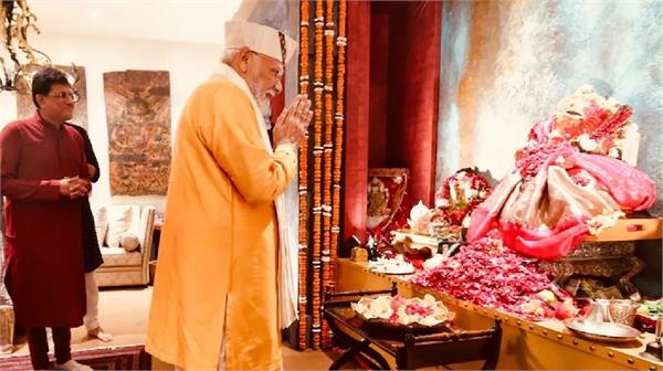 pm modi paid obeisance to bappa