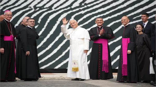 vatican employees receive a gift on pope leo  s 71st birthday