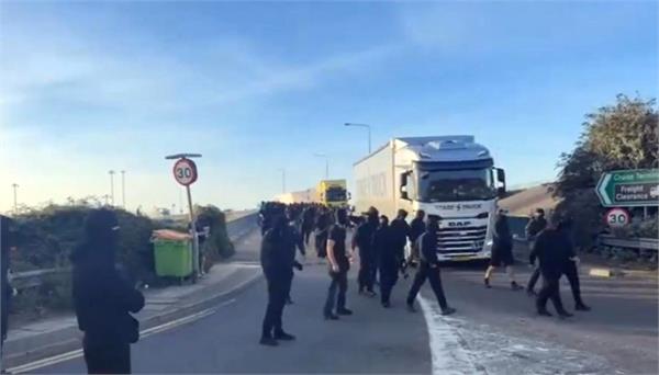 masked men block traffic at britain  s dover port