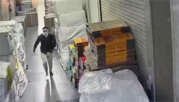 employee torches goods worth 24 crore in surat