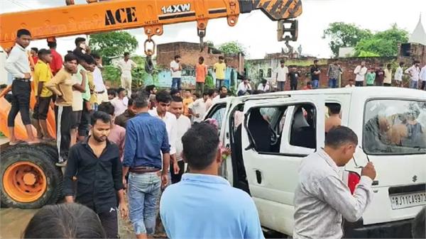van falls into pond near dholpur