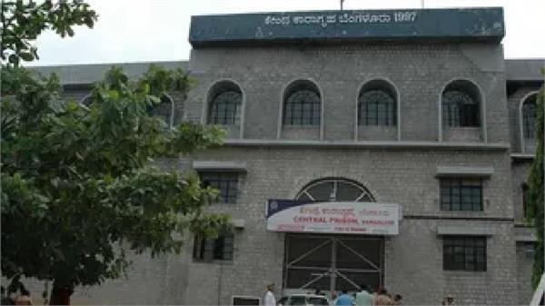 warden attacked  attempted to strangle in bengaluru jail