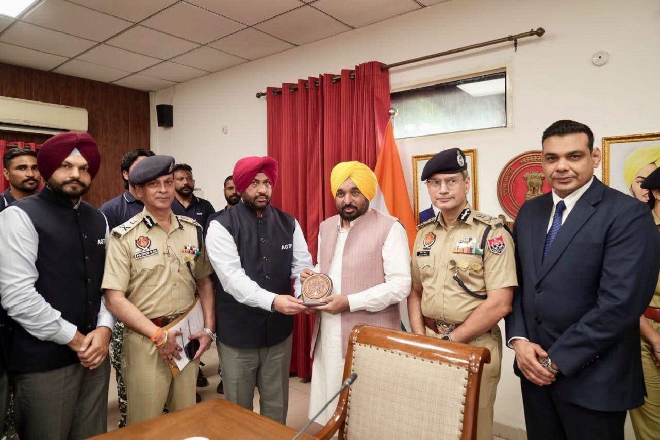 ਮੋਲਦੋਵਾ ਤੋਂ ਭਗੌੜੇ ਅੰਮ੍ਰਿਤ ਦਾਲਮ ਨੂੰ ਸਵਦੇਸ਼ ਲਿਆਉਣ ਵਾਲੇ ਪੁਲਸ ਅਧਿਕਾਰੀ ਸਨਮਾਨਿਤ