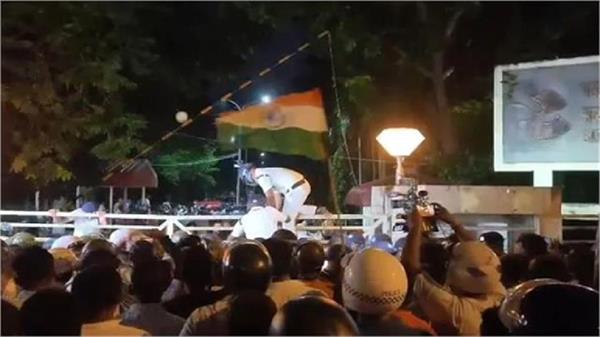 violent clash between two groups at satyajit ray film institute