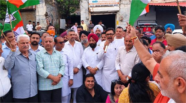 the congress staged a protest in front of the powercom office
