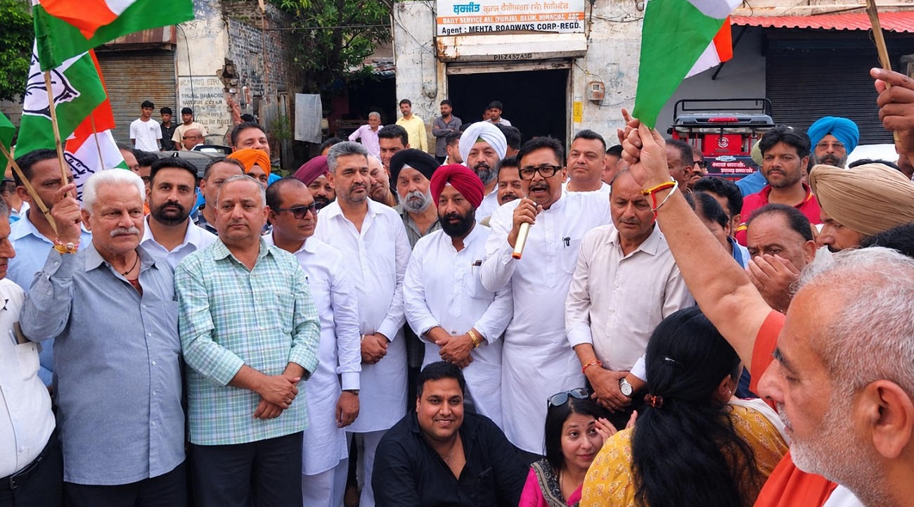 ਕਾਂਗਰਸ ਨੇ ਬਿਜਲੀ ਕੱਟਾਂ ਅਤੇ ਭਾਰੀ ਬਿੱਲਾਂ ਦੇ ਵਿਰੋਧ ’ਚ ਪਾਵਰਕਾਮ ਦਫ਼ਤਰ ਸਾਹਮਣੇ ਕੀਤਾ ਰੋਸ ਪ੍ਰਦਰਸ਼ਨ