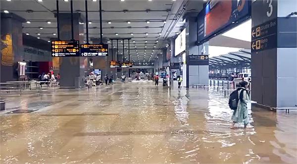 delhi  heavy rain  airport  water  400 flights