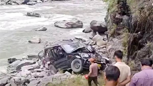 river  fell  vehicle  5 people