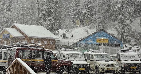 srinagar mountainous areas  snowfall