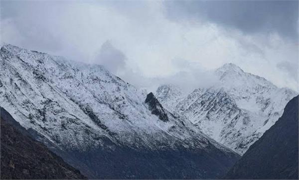 first snowfall of the season in kashmir