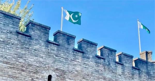 pakistan flag on uk fort