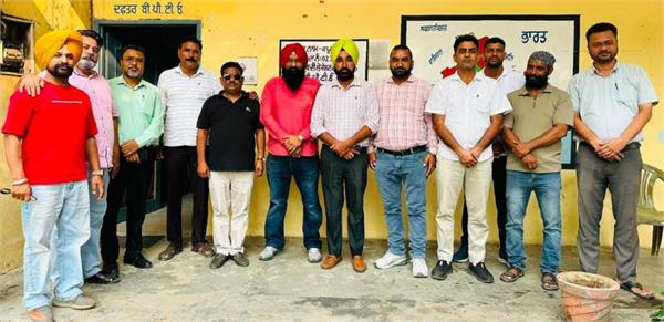 teachers launch protest against the government over mid day meal