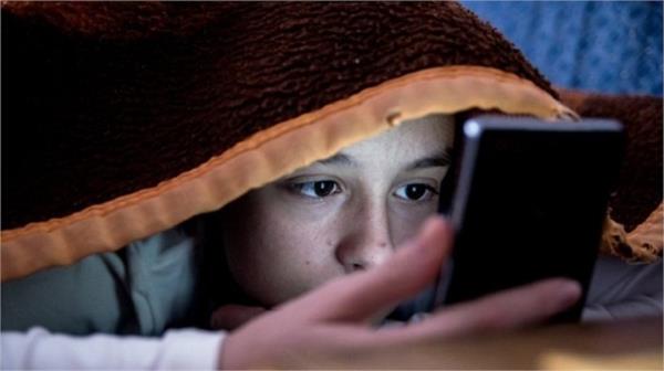parents should be cautious before giving mobile phones to children 