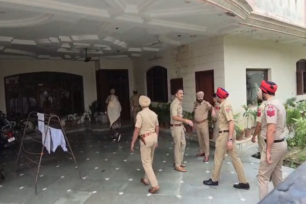 ਸਾਬਕਾ SGPC ਮੈਂਬਰ ਅਮਰਜੀਤ ਚਾਵਲਾ ਦੇ ਘਰ ਪੁਲਸ ਦੀ ਰੇਡ, ਪਰਿਵਾਰ ਤੋਂ ਕੀਤੀ ਜਾ ਰਹੀ ਪੁੱਛਗਿੱਛ