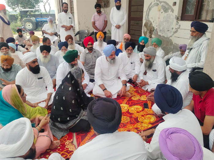 ਗੋਲ਼ੀਆਂ ਮਾਰ ਕਤਲ ਕੀਤੇ ਅਕਾਲੀ ਆਗੂ ਦੇ ਘਰ ਪਹੁੰਚੇ ਮਜੀਠੀਆ, ਪਰਿਵਾਰ ਨਾਲ ਦੁੱਖ਼ ਕੀਤਾ ਸਾਂਝਾ