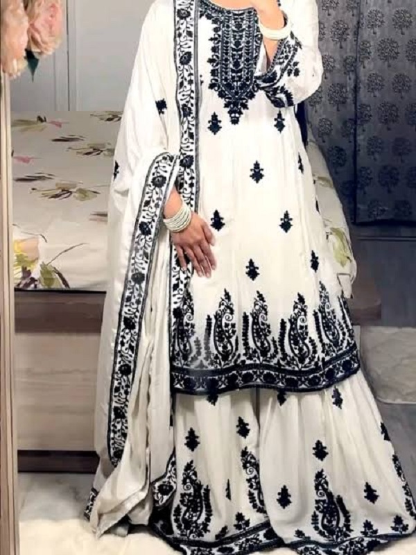 ਬਲੈਕ ਐਂਡ ਵਾਈਟ ਦਾ ਕੰਬੀਨੇਸ਼ਨ ਮਹਿਲਾਵਾਂ ਦੇ ਲੁੱਕ ਨੂੰ ਬਣਾ ਰਿਹਾ ਅਟ੍ਰੈਕਟਿਵ