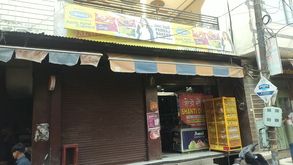 ਮਠਿਆਈ ਵਾਲੇ ਦੀ ਦੁਕਾਨ ’ਤੇ ਚਲਾਈਆਂ ਗੋਲੀਆਂ