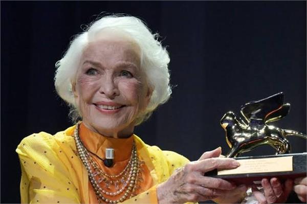 ellen burstyn honored with   golden lion for lifetime achievement  