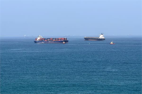 ship is struck near strait of hormuz